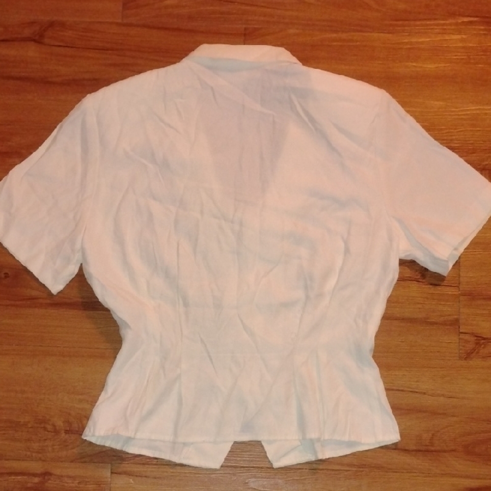 Elegant White Button-Down Blouse - Picture 5 of 5